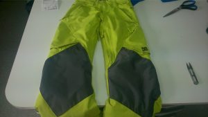 Pose de pièces sur les genoux. Ceux-ci suivent les surpiqûres du pantalon.