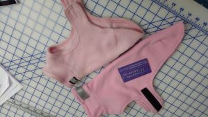 Le manteau pour chien était un peu trop cour, alors on a fait une version sur mesure pour le chien