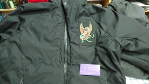 Le manteau avait le logo d'une compagnie que le client voulait cacher. Il a pu choisir parmi plus de 30 000 modèles de broderie, celui qui lui convenait