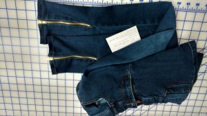 Pour permettre que le bas du jeans soit très étroit, on peut poser une fermeture éclair