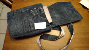 Je fais aussi de la récupération. Ici un sac pour ordinateur fait avec un jeans.